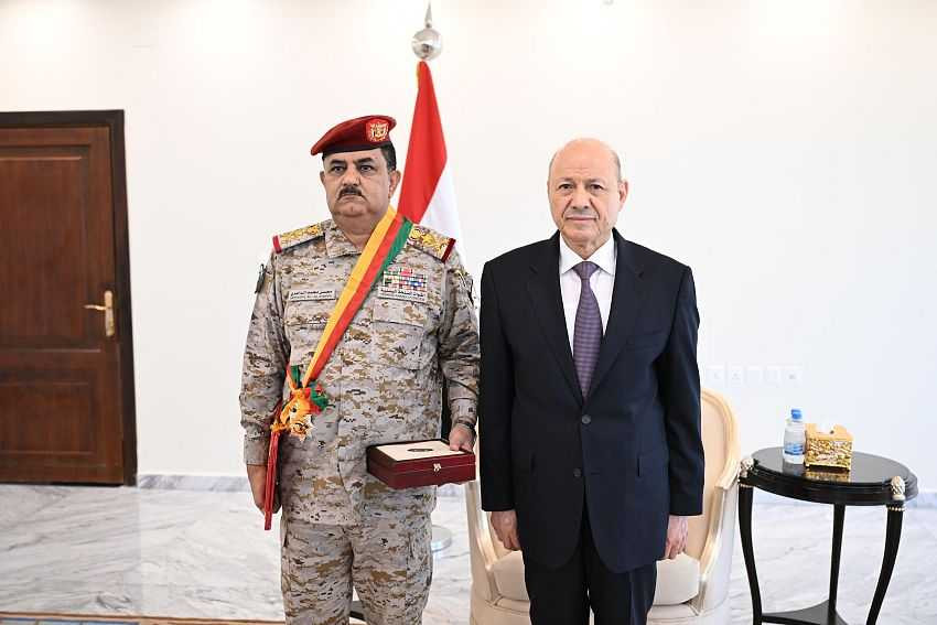 تكريم رئيس مجلس القيادة الرئاسي لشهداء وجرحى القوات المسلحة والأمن وعدداً من القادة المناضلين