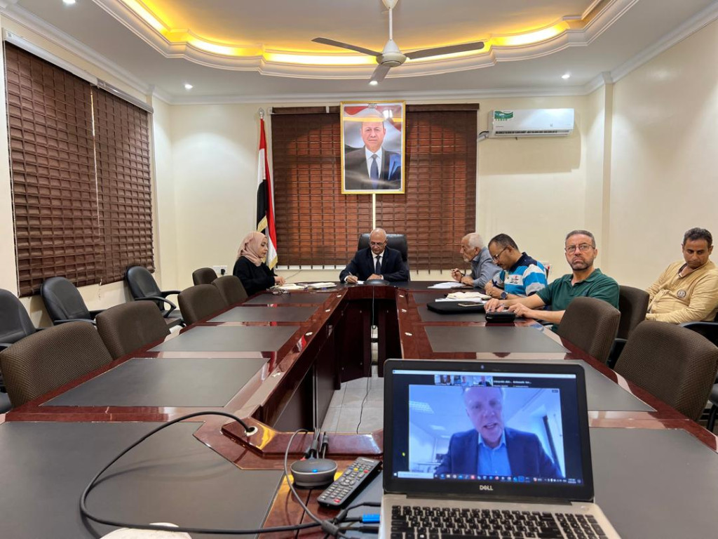 وزير المياه يبحث مع مسؤول بالسفارة الهولندية إمكانية تنفيذ محطة تحلية مياه البحر بعدن