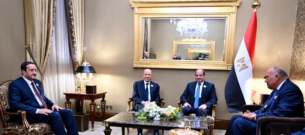 رئيس مجلس القيادة والرئيس المصري يؤكدان أهمية التنسيق الجماعي لتأمين الملاحة البحرية