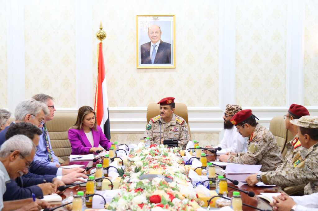 وزير الدفاع يلتقي في عدن المستشار العسكري للمبعوث الأممي
