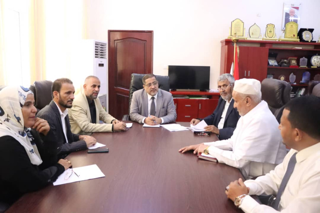 وزير العدل يناقش سير العمل الإداري والمالي في محاكم الحديدة