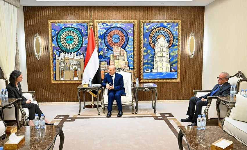 لقاء رئيس مجلس القيادة الرئاسي بااسفيرة الفرنسية