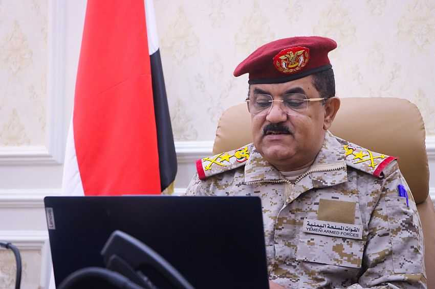 اجتماع وزير الدفاع بقيادة محور تعز