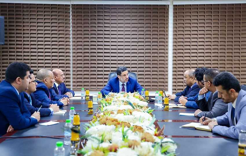 اجتماع رئيس الوزراء مع محافظ البنك المركزي اليمني ووزيرا المالية والكهرباء والطاقة