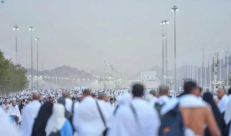 حجاج بلادنا ينفرون إلى مزدلفة بعد وقوفهم في صعيد عرفات وقضاء ركن الحج الأعظم