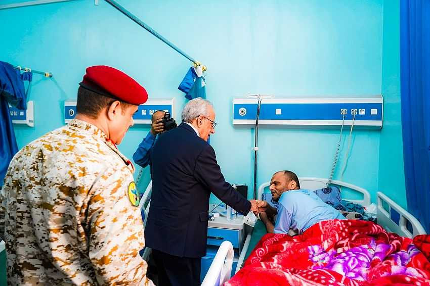 زيارة رئيس مجلس القيادة لعدد من جرحى القوات المسلحة