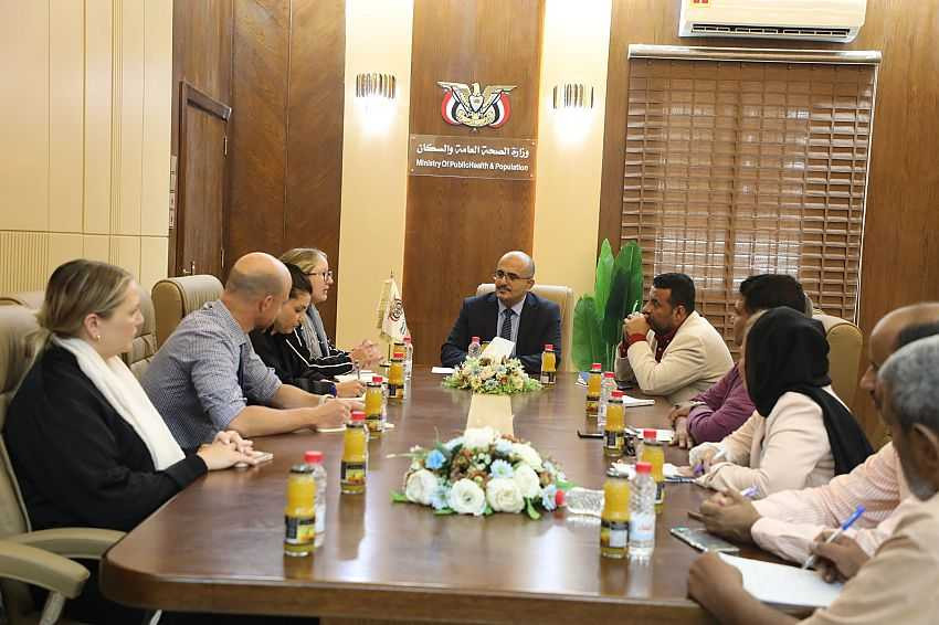 لقاء وزير الصحة مع فريق العمل الإنساني البريطاني