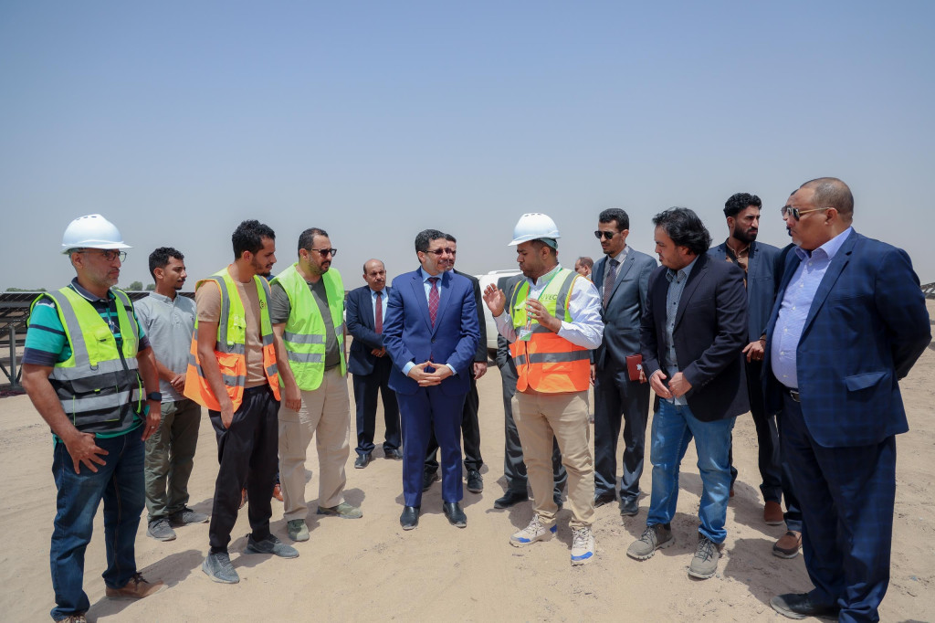 رئيس الوزراء يقوم بزيارة إلى محطة الطاقة الشمسية في عدن والمتوقع دخولها الخدمة خلال أيام