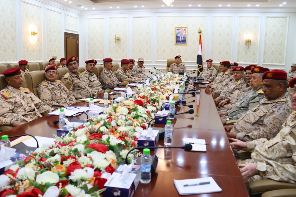 الفريق الداعري يعقد اجتماعاً موسعاً بقيادات وزارة الدفاع ورئاسة هيئة الأركان