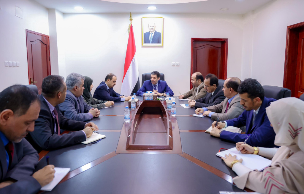 رئيس الوزراء يرأس اجتماعاً لتقييم مسار التدخلات الإنسانية للمنظمات الأممية والدولية وانتهاكات الحوثيين