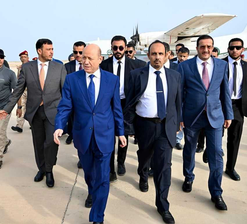 وصول رئيس مجلس القيادة الرئاسي وعضوا المجلس عبدالله العليمي وعثمان مجلي المكلا