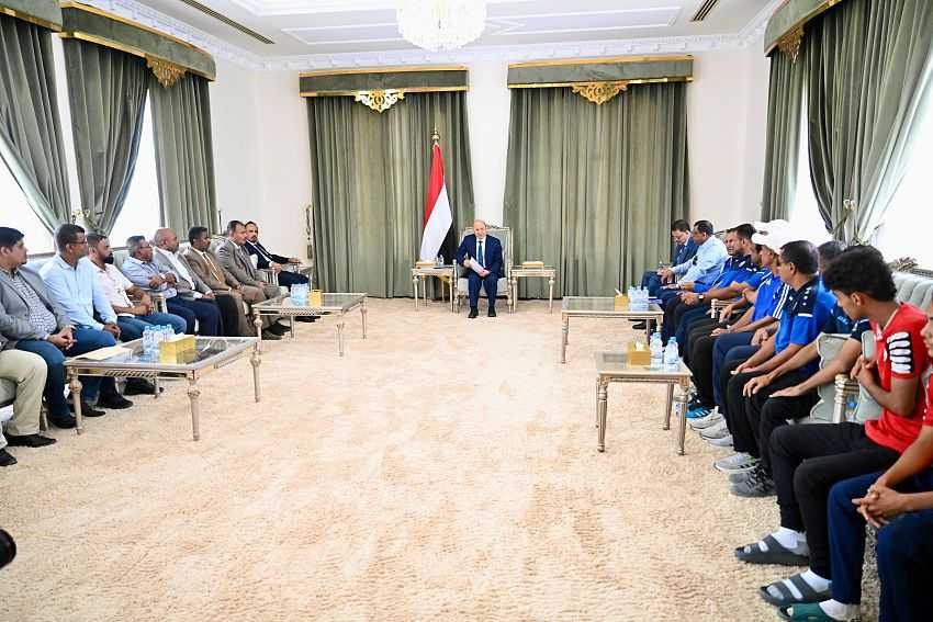 لقاء رئيس مجلس القيادة الرئاسي بعثتي منتخبي كرة القدم للناشئين، والكرة الطائرة للشباب اللذين يستعدان للمنافسة في