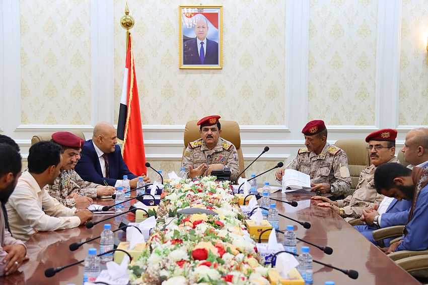لقاء وزير الدفاع بمحافظ محافظة تعز نبيل شمسان وأركان حرب محور تعز