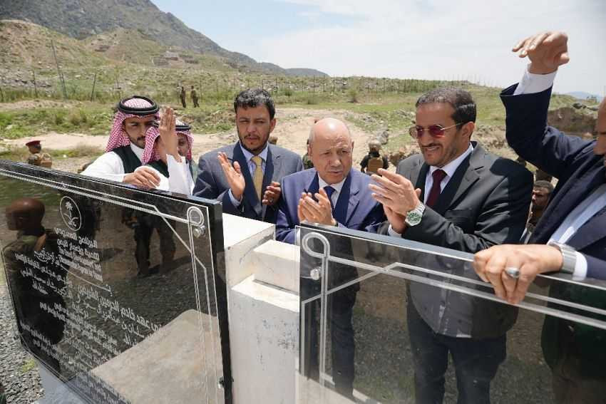 وضع رئيس مجلس القيادة وعضوا المجلس عبدالله العليمي وعثمان مجلي حجر أساس عدد من المشاريع السعودية في تعز