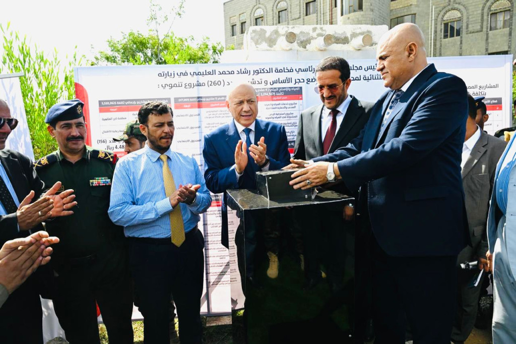 رئيس مجلس القيادة وعضوا المجلس عبدالله العليمي وعثمان مجلي يدشنون عدداً من المشاريع الإنمائية في تعز