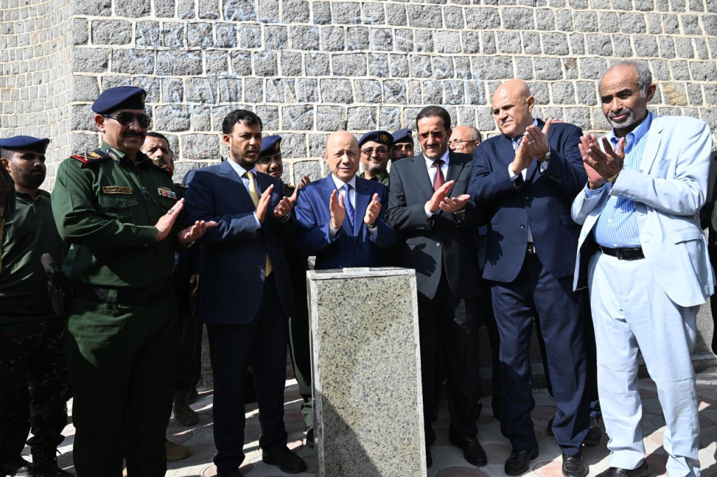 رئيس مجلس القيادة وعضوا المجلس يضعون حجر الأساس لنصب الشهداء التذكاري بتعز
