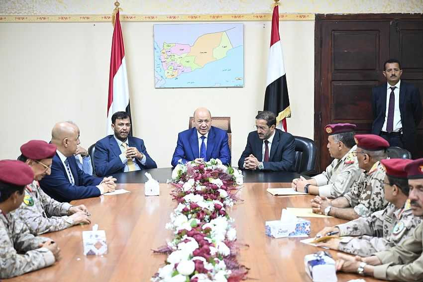 اجتماع رئيس مجلس القيادة باللجنة الأمنية في محافظة تعز