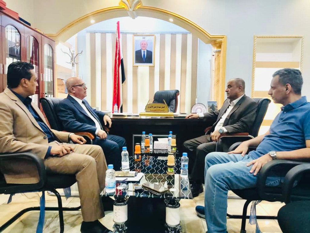 الوزيران الأغبري وبن بريك يناقشان تعزيز الإيرادات العامة وتنمية الموارد المحلية
