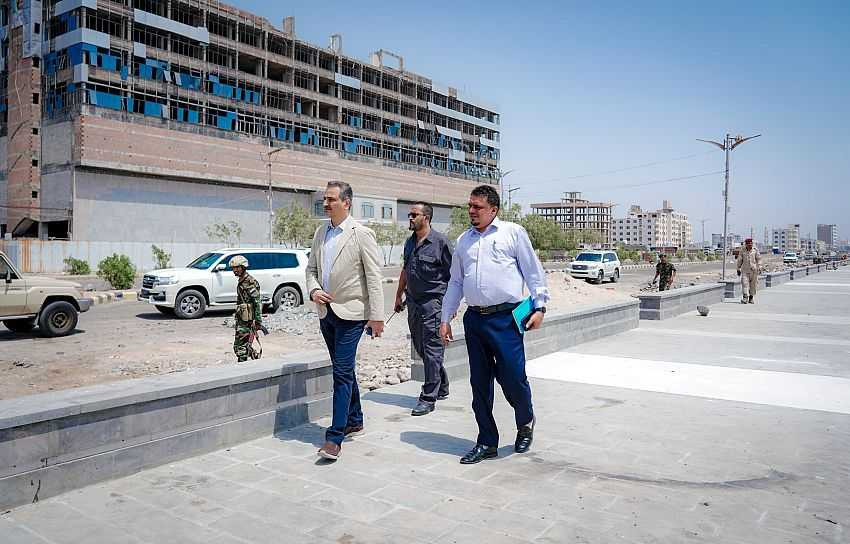 تفقد وزير الدولة محافظ عدن سير العمل بمكتب الأشغال العامة والسلطة المحلية في المعلا