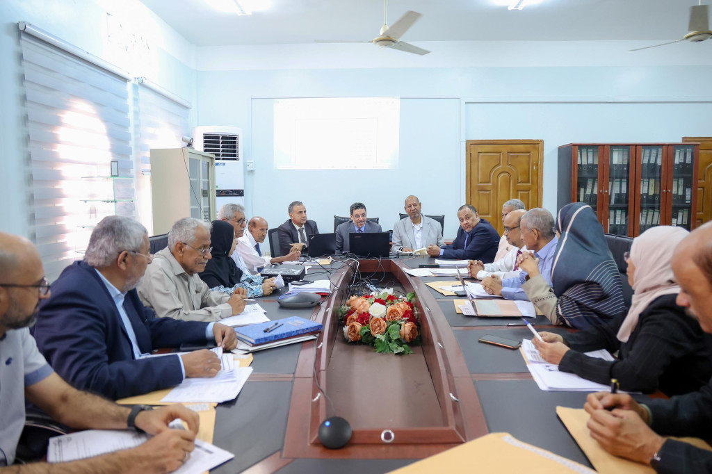ترأس دولة رئيس الوزراء، في كلية الطب بالعاصمة المؤقتة عدن، جانب من الاجتماع الدوري الثامن للمجلس الطبي الأعلى