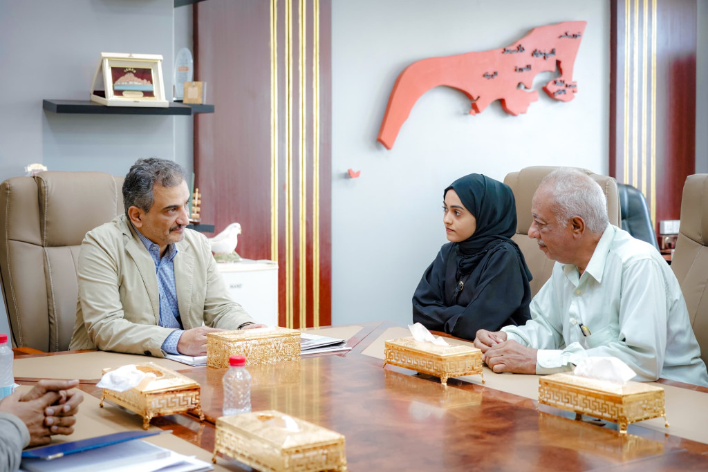 وزير الدولة محافظ عدن يُكرّم الطالبة روان عبدالعزيز الحائزة على المركز الأول في امتحانات الثانوية