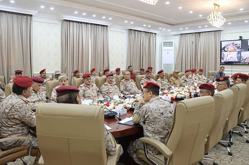 ترأس وزير الدفاع اجتماعاً موسعاً لقيادات وزارة الدفاع وهيئة الأركان العامة وقادة المناطق