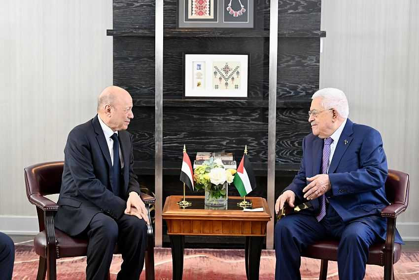 لقاء رئيس مجلس القيادة الرئاسي مع الرئيس الفلسطيني