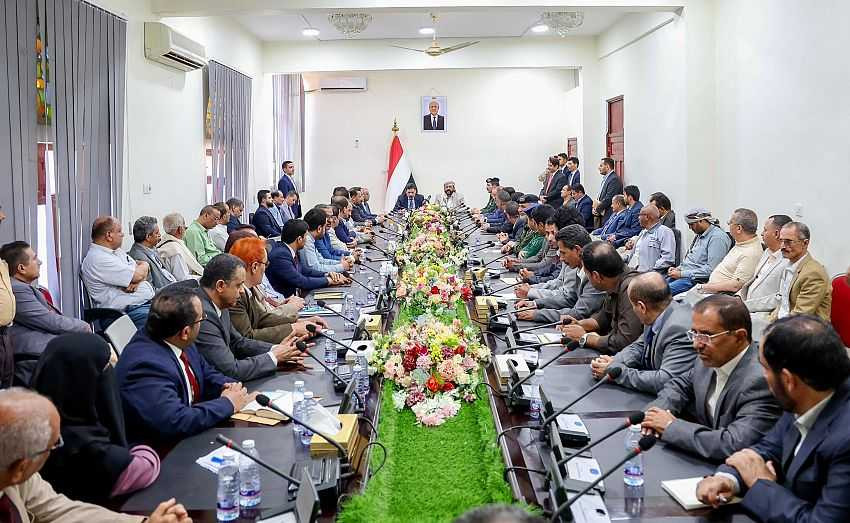 اجتماع موسع للعرادة ضم رئيس الحكومة والوزراء وقيادات السلطة المحلية والمكاتب التنفيذية بمأرب