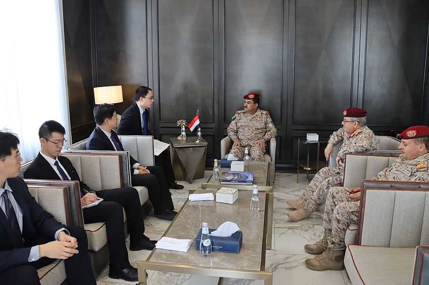 لقاء وزير الدفاع بالقائم بالأعمال الصيني والملحق العسكري الياباني