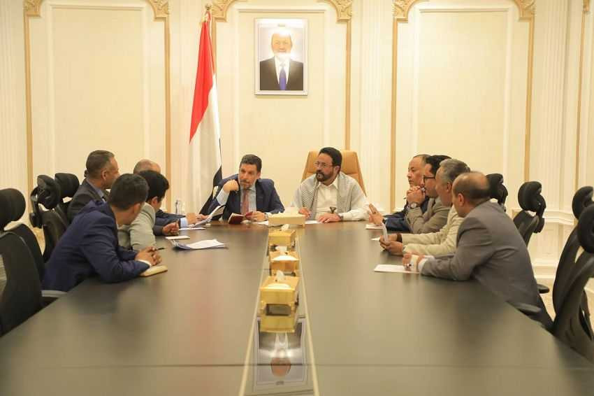 اجتماع برئاسة اللواء سلطان العرادة ورئيس الوزراء يقر معالجات لتعزير التكامل والتنسيق على المستوى المركزي والمحلي