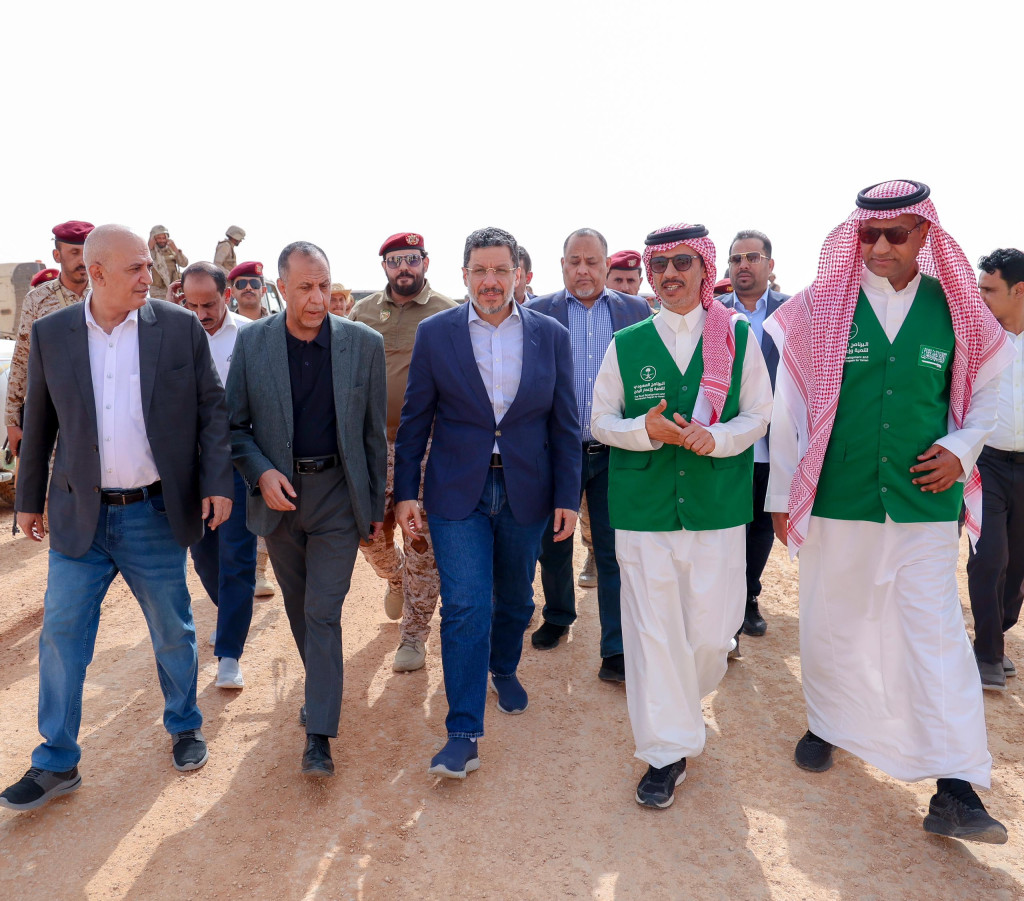 رئيس الوزراء يتفقد تنفيذ المرحلة الثانية من مشروع طريق العبر بطول 40 كيلومتراً