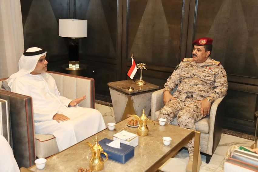 لقاء وزير الدفاع مع السفير الإماراتي