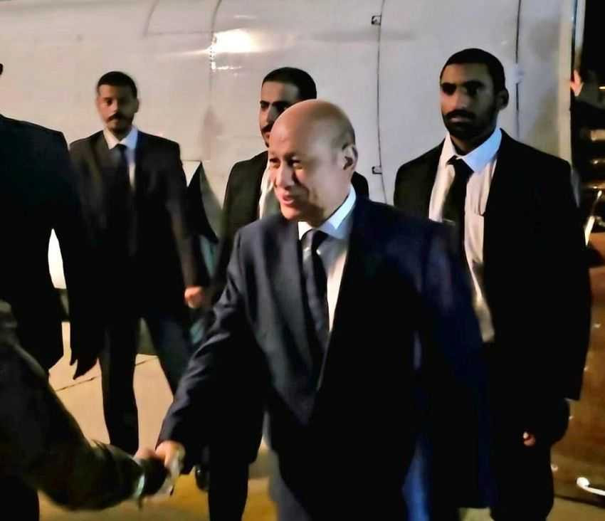 عودة رئيس مجلس القيادة إلى العاصمة المؤقتة عدن