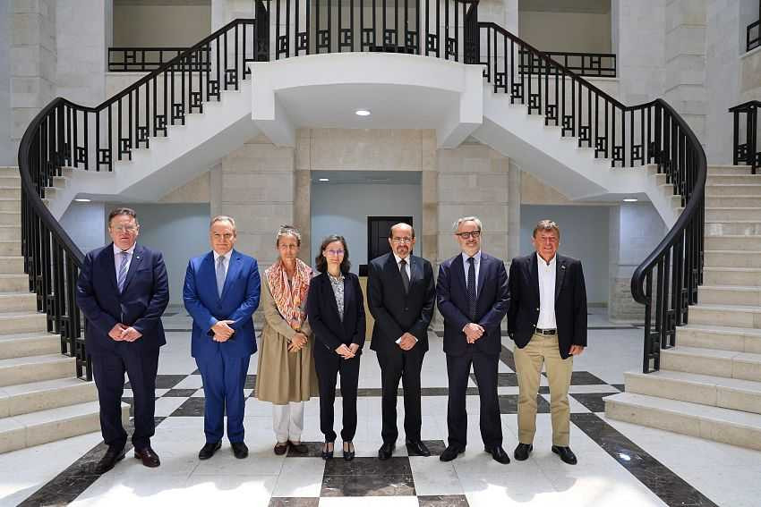 لقاء وزير الخارجية في عدن عدد من سفراء دول الاتحاد الأوروبي
