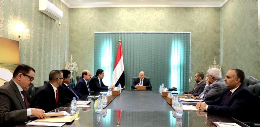 رئيس مجلس القيادة يعقد اجتماعاً برئيس الوزراء ولجنة إدارة الأزمات الاقتصادية والإنسانية