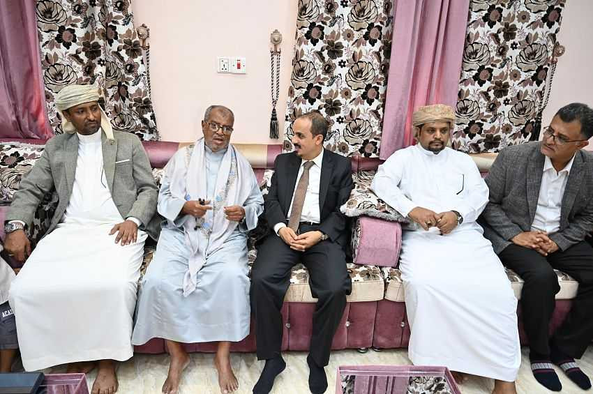زيارة الارياني وبن عويض وكلشات الصحفي عويض والفنان حجيران ويكرمون الشاعر كلشات