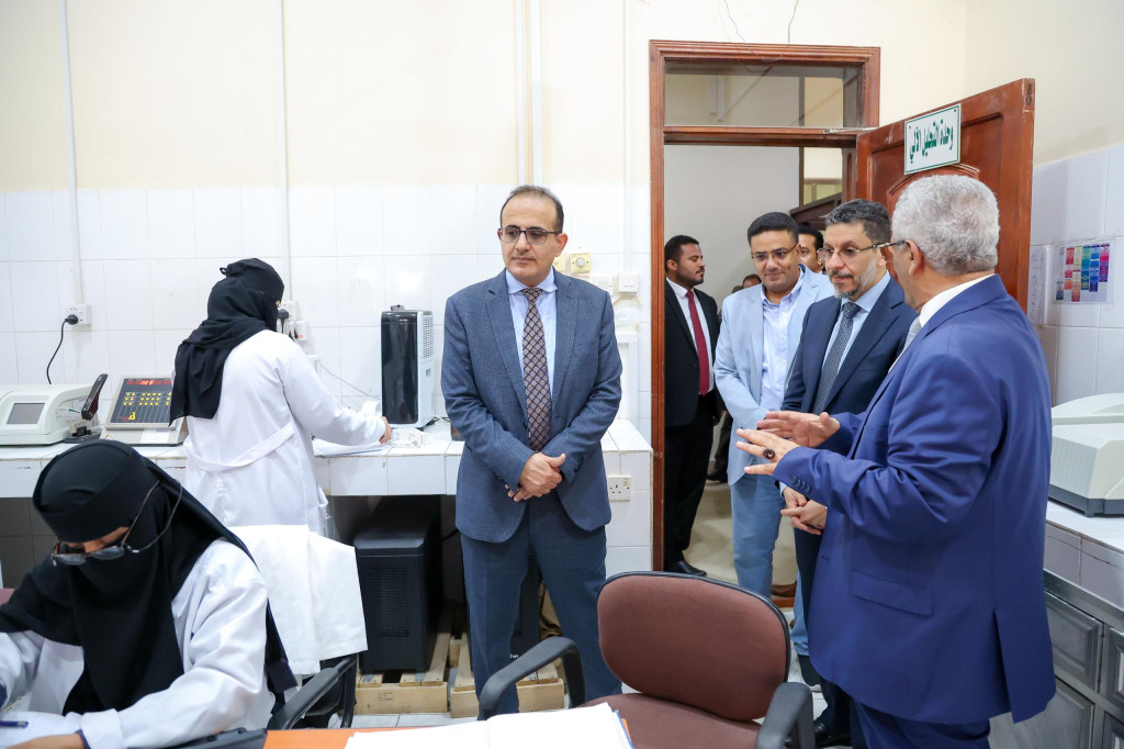 رئيس الوزراء يتفقد سير العمل في الهيئة العليا للأدوية ويؤكد على إنجاز مشروع مختبر مراقبة الجودة