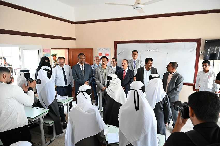 زيارة وزير الإعلام ومحافظ المهرة  التفقدية لمركز الغسيل الكلوي ومدرسة الدرعية الثانوية للبنات بالغيضة