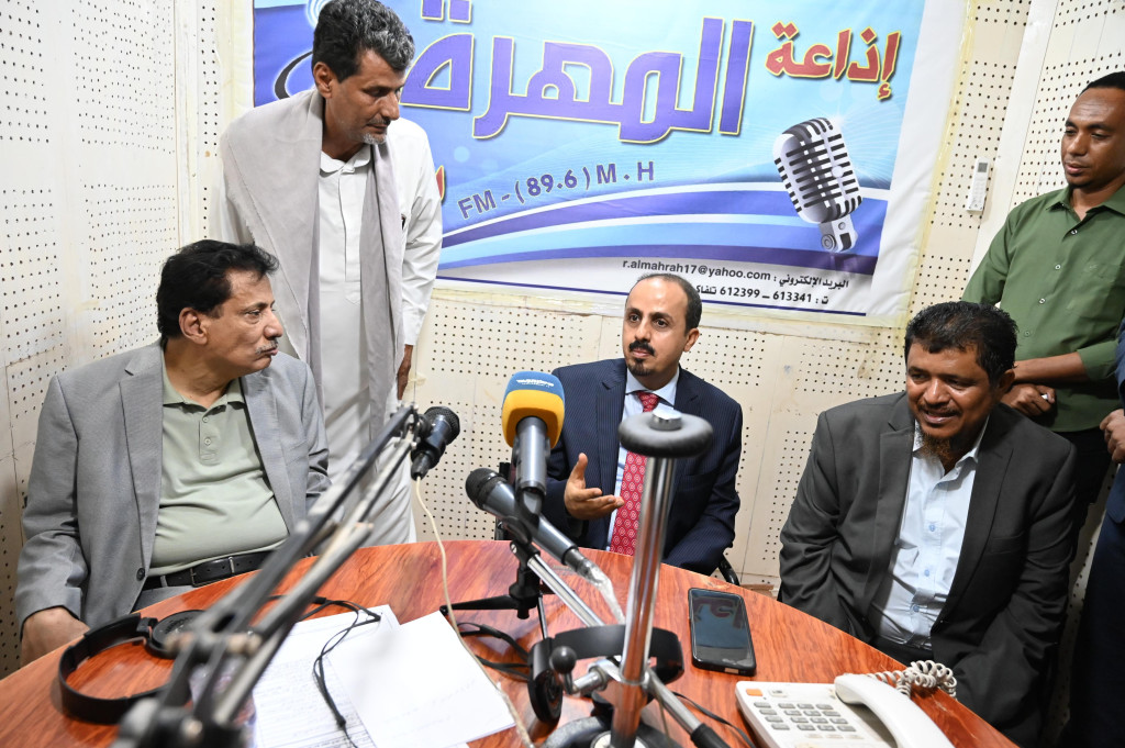 الإرياني وياسر يزوران إذاعة ومتحف المهرة