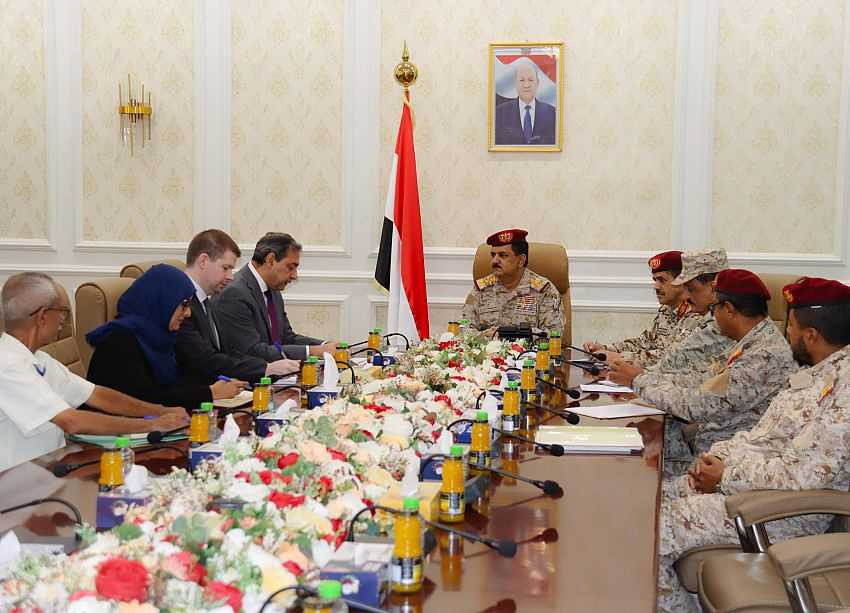 لقاء وزير الدفاع في عدن نائب المبعوث الأممي