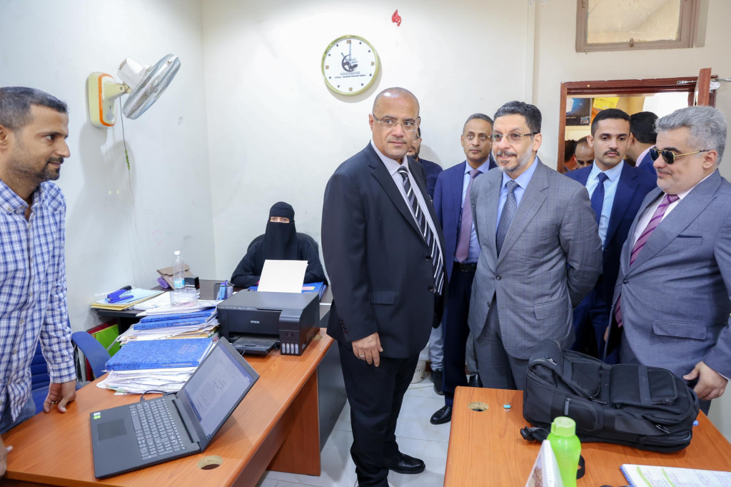 رئيس الوزراء يزور وزارة التخطيط والتعاون الدولي ويصدر عدداً من التوجيهات لتفعيل أداء الوزارة