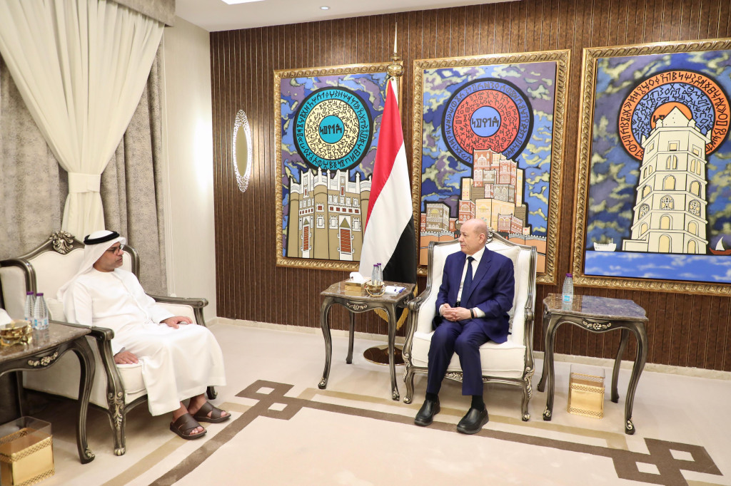 رئيس مجلس القيادة الرئاسي يستقبل سفير دولة الإمارات العربية المتحدة