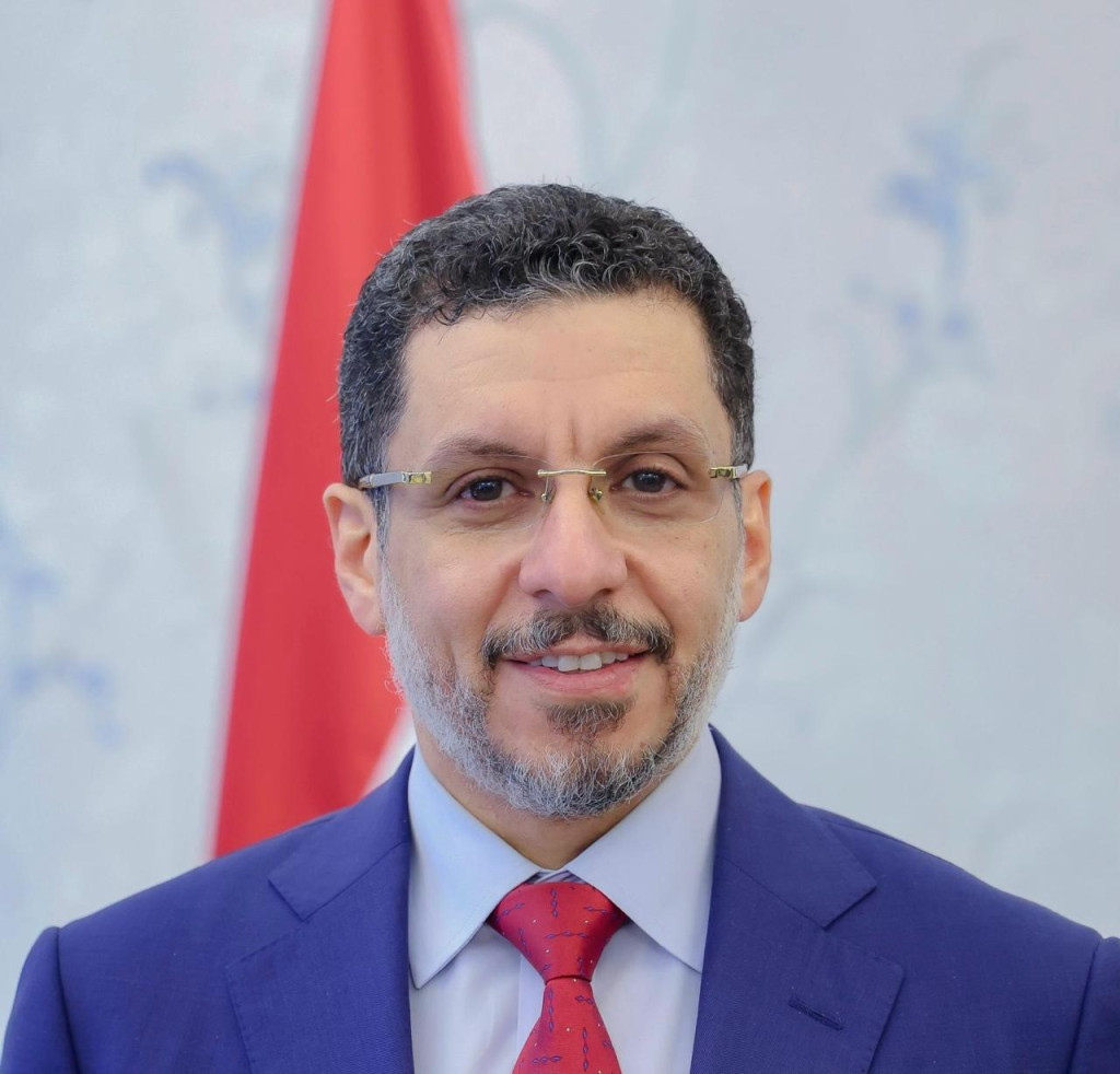 رئيس الوزراء يحيل قضايا فساد جديدة إلى النائب العام