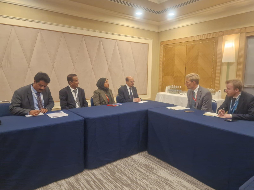 وزير الخارجية يبحث مع المدير التنفيذي لبرنامج الأغذية العالمي الوضع الإنساني في اليمن