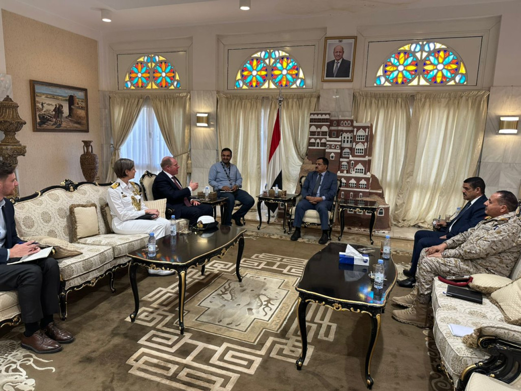 وزير الدفاع يلتقي السفير الأسترالي غير المقيم لدى اليمن