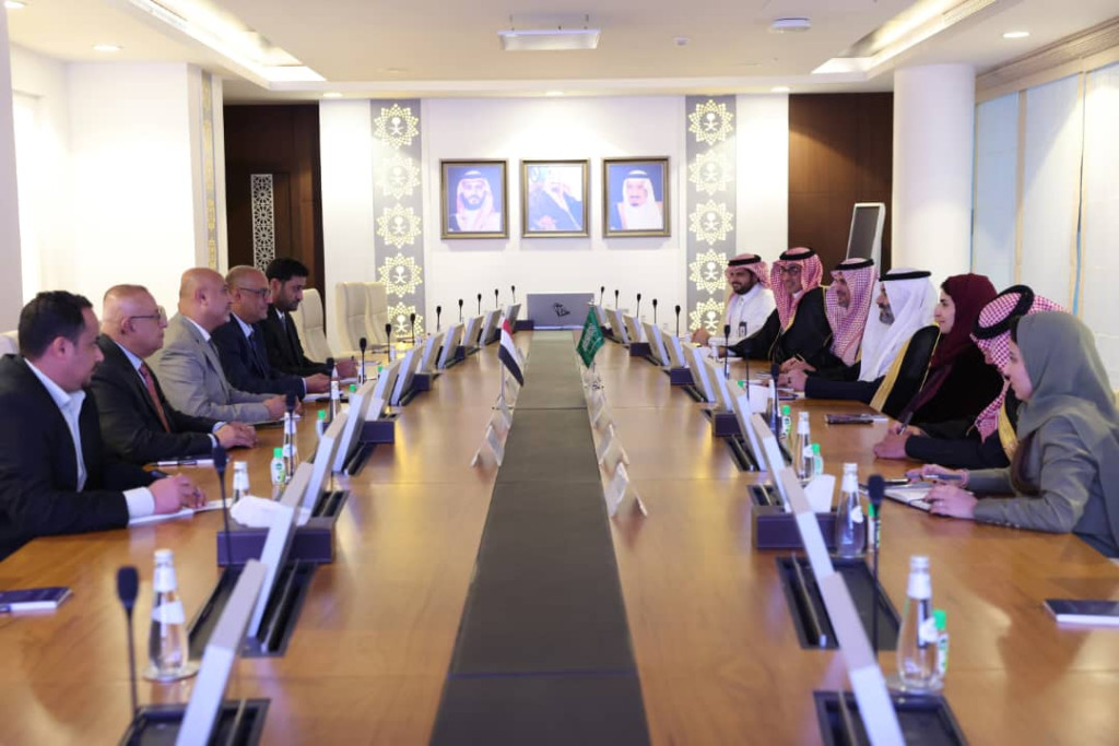 الوزير باذيب يبحث مع نظيره السعودي تعزيز الشراكة الاستراتيجية الرقمية بين البلدين