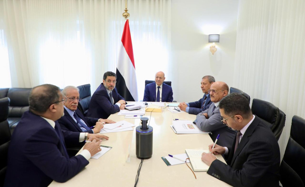 رئيس مجلس القيادة يجتمع برئيسي مجلسي الوزراء والقضاء الأعلى