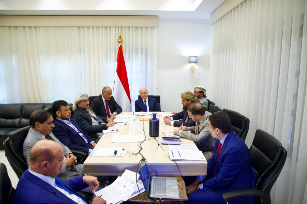 مجلس القيادة يواصل مناقشة مستجدات الأوضاع الوطنية ويعقد اجتماعاً برئيس الوزراء والمعنيين بالشأن الاقتصادي