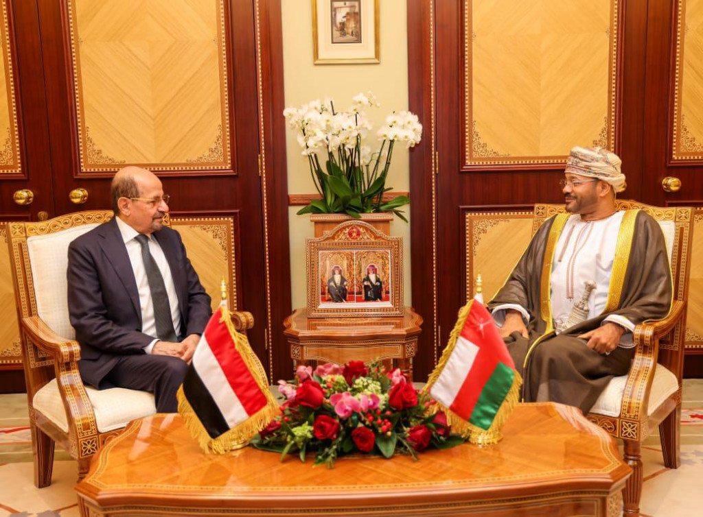 وزير الخارجية يبحث مع نظيره العماني العلاقات الثنائية ومستجدات الأوضاع في اليمن
