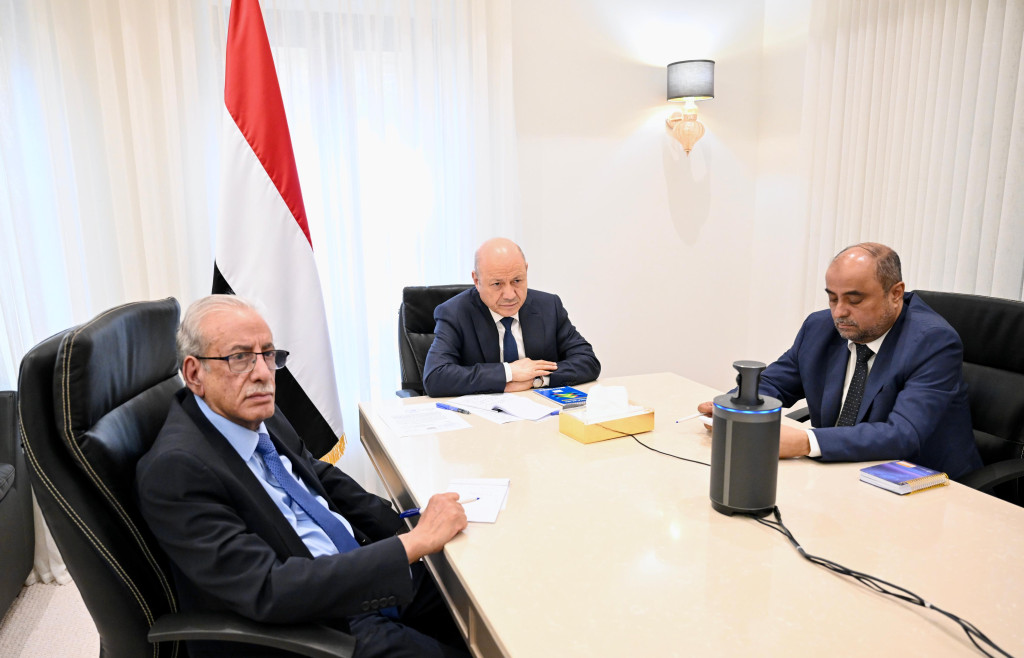 رئيس مجلس القيادة يعقد اجتماعاً برئيس الوزراء والمسؤولين المعنيين بالشأن الاقتصادي والخدمي